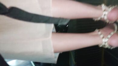 地铁站一路跟踪抄底多位美女少妇❤️一起探寻她们的裙底风光 (9)